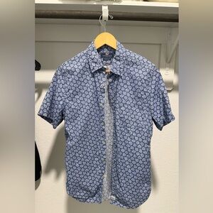 Vineyard Vines blue button down casual S